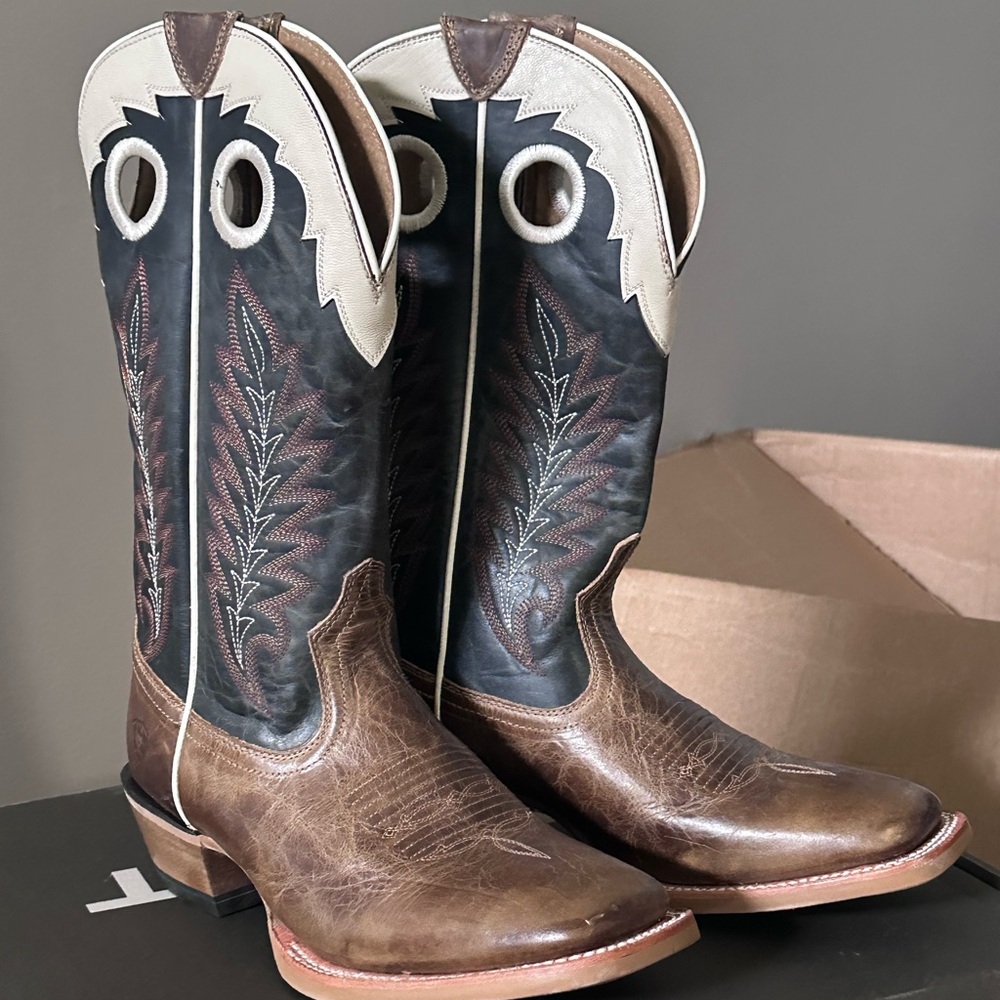 Ariat “Real Deal” - NEW IN BOX - men’s 9 - Dusted Wheat/Navy